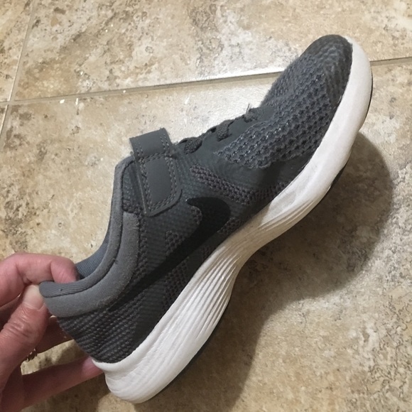 boys gray nike shoes
